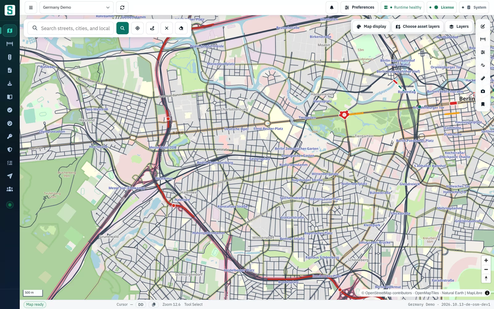 Live traffic on the map of western Berlin, with congested sections of the A100 motorway in red from a public Autobahn feed, next to the active demo closures
